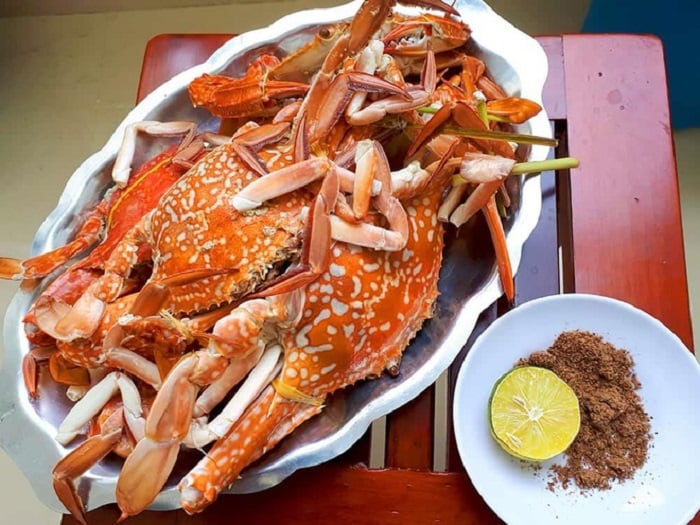 Những món ăn hải sản tươi sống tại làng chài Hàm Ninh làm nức lòng du khách (Ảnh: Zing News)