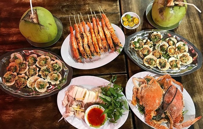 Các món ăn hải sản thơm ngon tại nhà bè Tư Thắng (Ảnh: Nhà bè Tư Thắng)