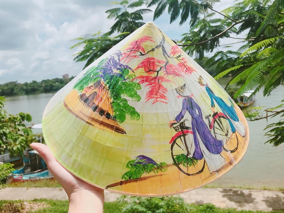 연잎으로 장식된 논라, 베트남여행 기념품으로 구매하기 좋습니다 (사진: 수집)