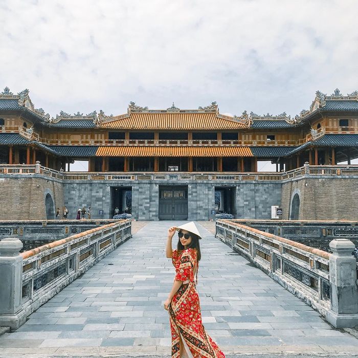 베트남 여행지 - Hue Citadel (후에 왕궁)의 독특한 고대 건축물은 여행자들에게 많은 인증샷, 셀카사진 의 기회를 제공하기 때문에 많은 젊은이들을 끌어들입니다 (사진: @trangbui4676)