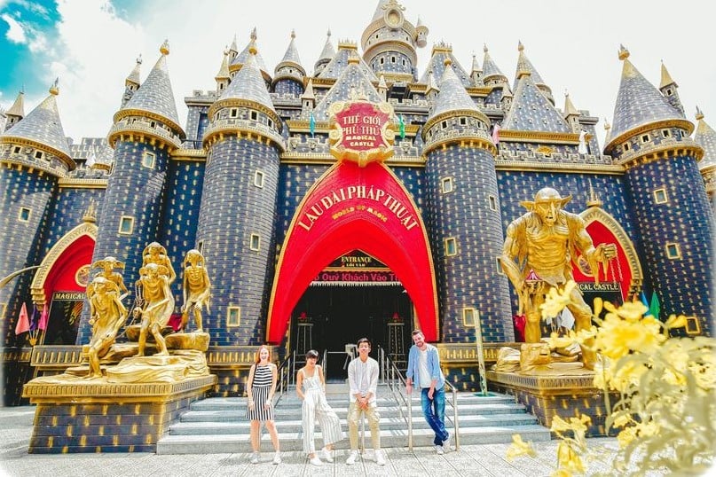 휴가를 보내기 위해 사람들이 많이 찾아온 쑤이띠엔 호치민 관광지의 모습 (사진: Suoi Tien Theme Park)