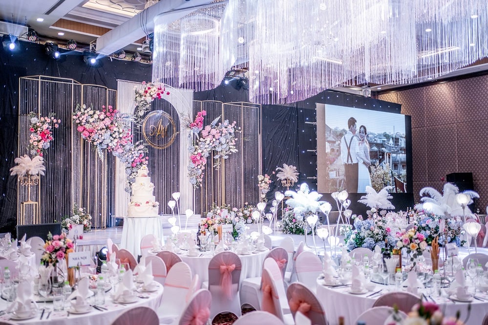 Almaz Convention Center Hanoi is perfect for a wedding banquet