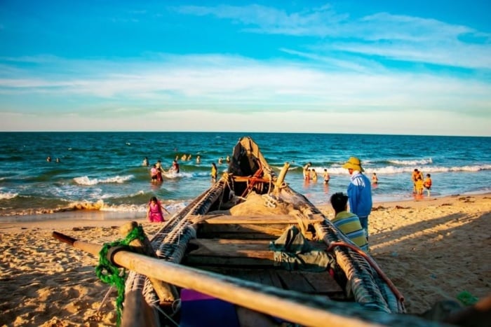 Bãi biển Thuận An mang nét đẹp hoang sơ (Nguồn: Halotravel)