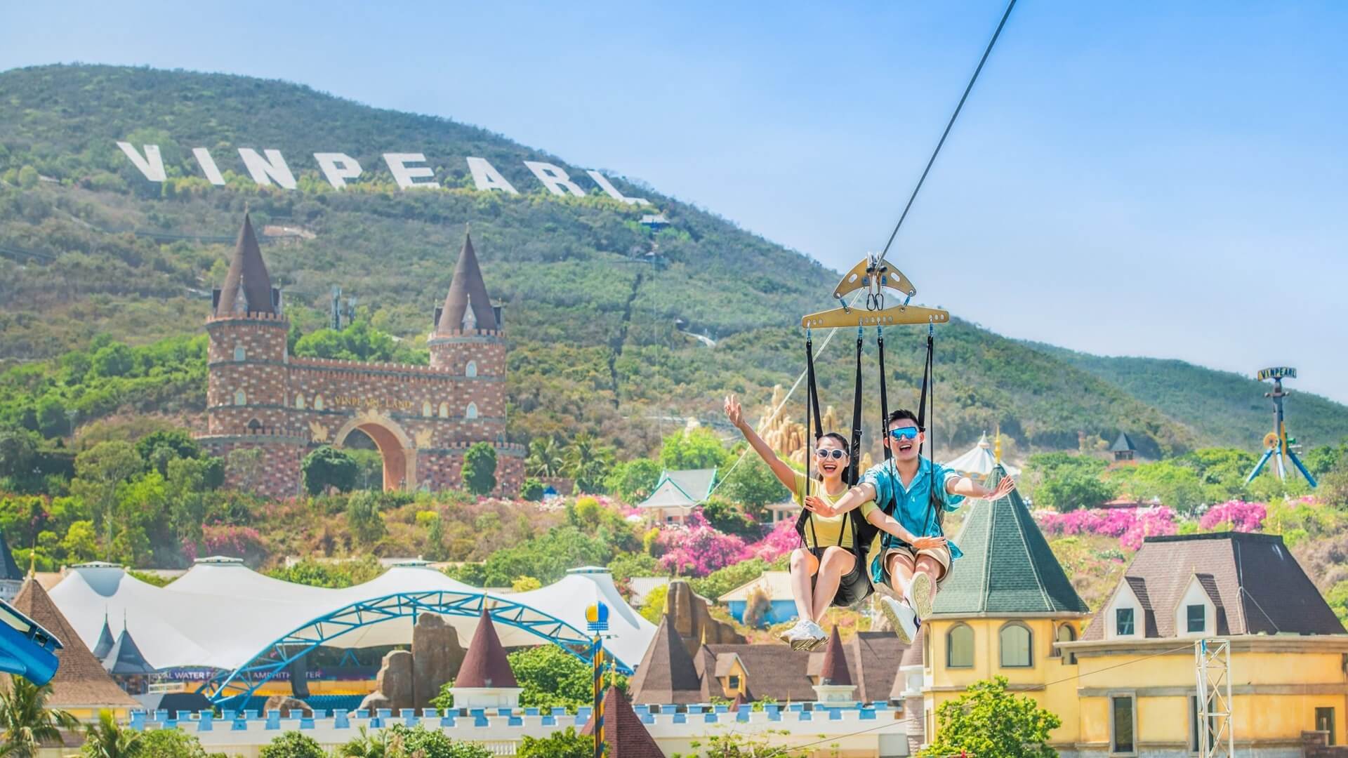 Couples can spend their honeymoon at VinWonders Nha Trang