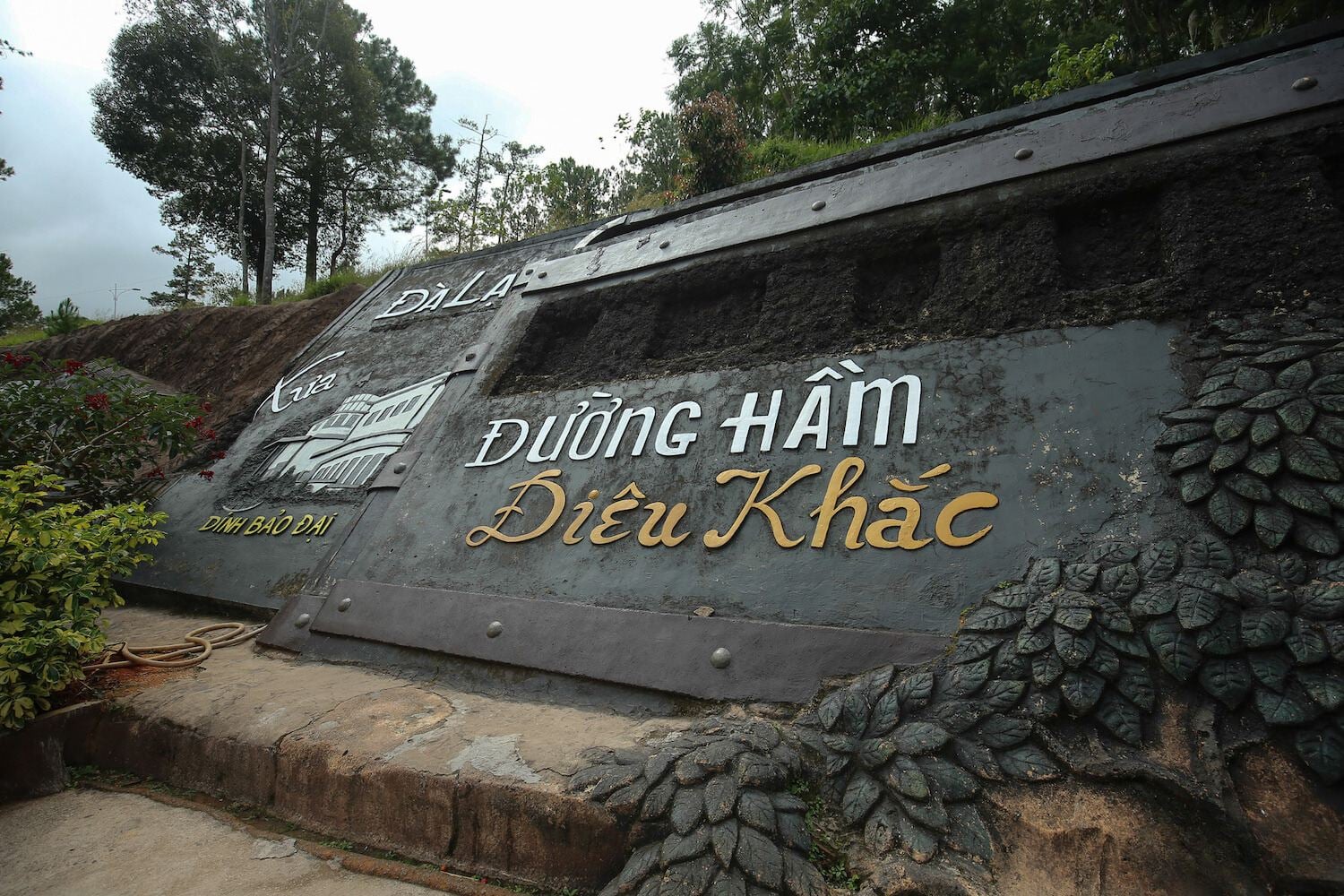 Đường Hầm Điêu Khắc