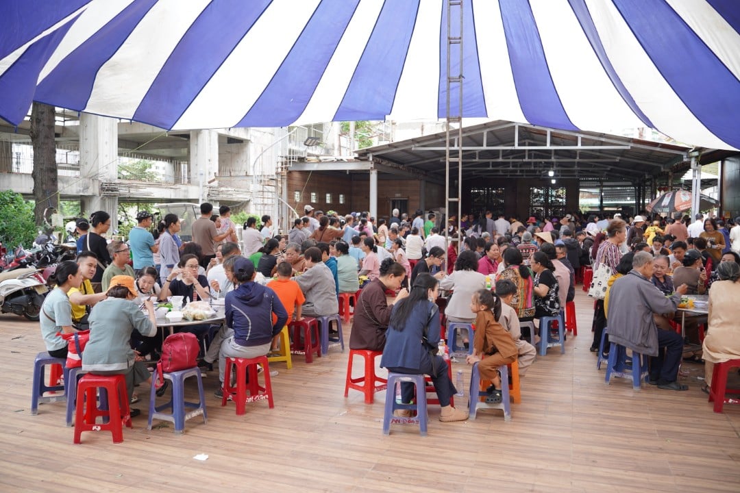 Enjoy a vegetarian meal at Minh Dang Quang Temple