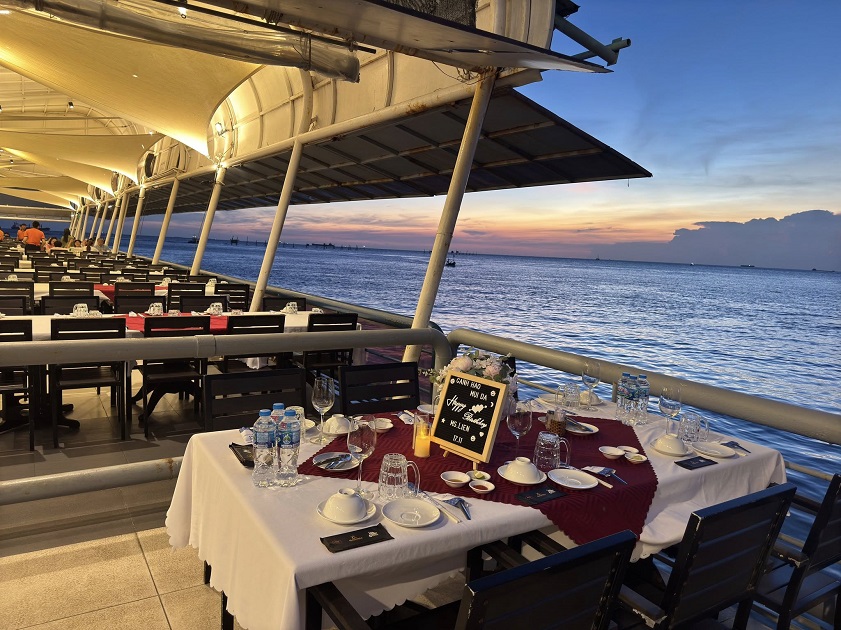 Ganh Hao is a popular Vung Tau beach restaurant