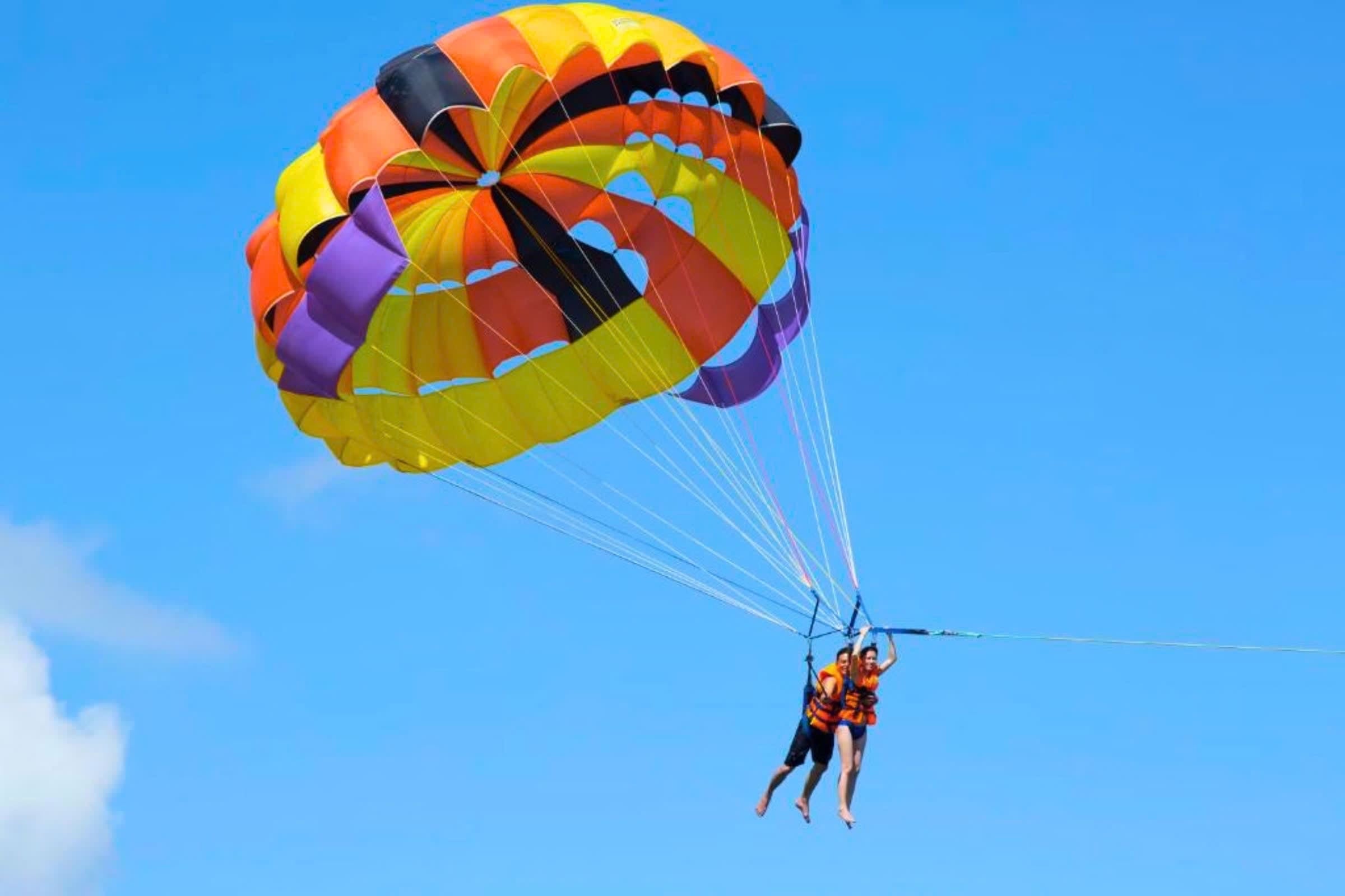 Parachute ascensionnel au-dessus de la baie de Nha Trang à Hon Tam