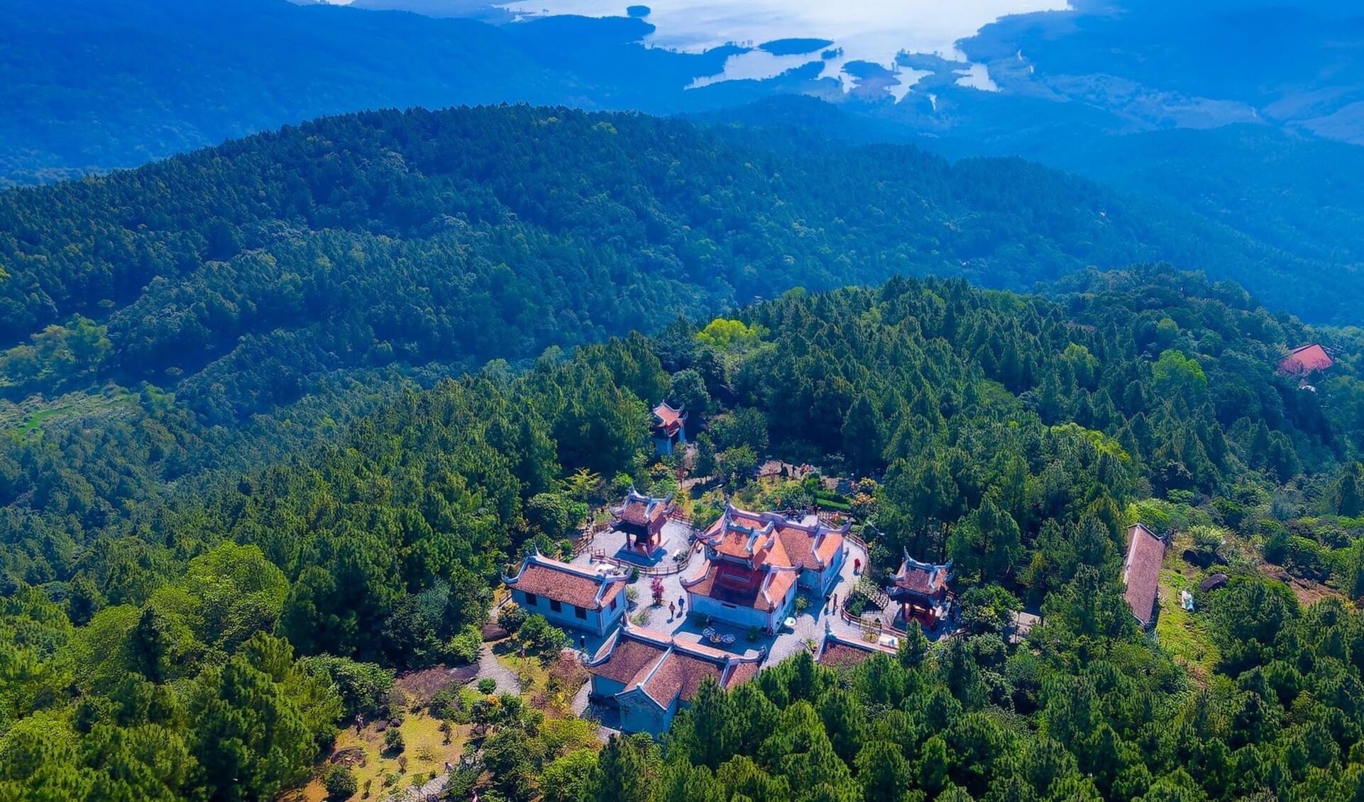 Huong Tich Pagoda sits on the slopes of Hong Linh Mountain on the Ha Tinh Vietnam map