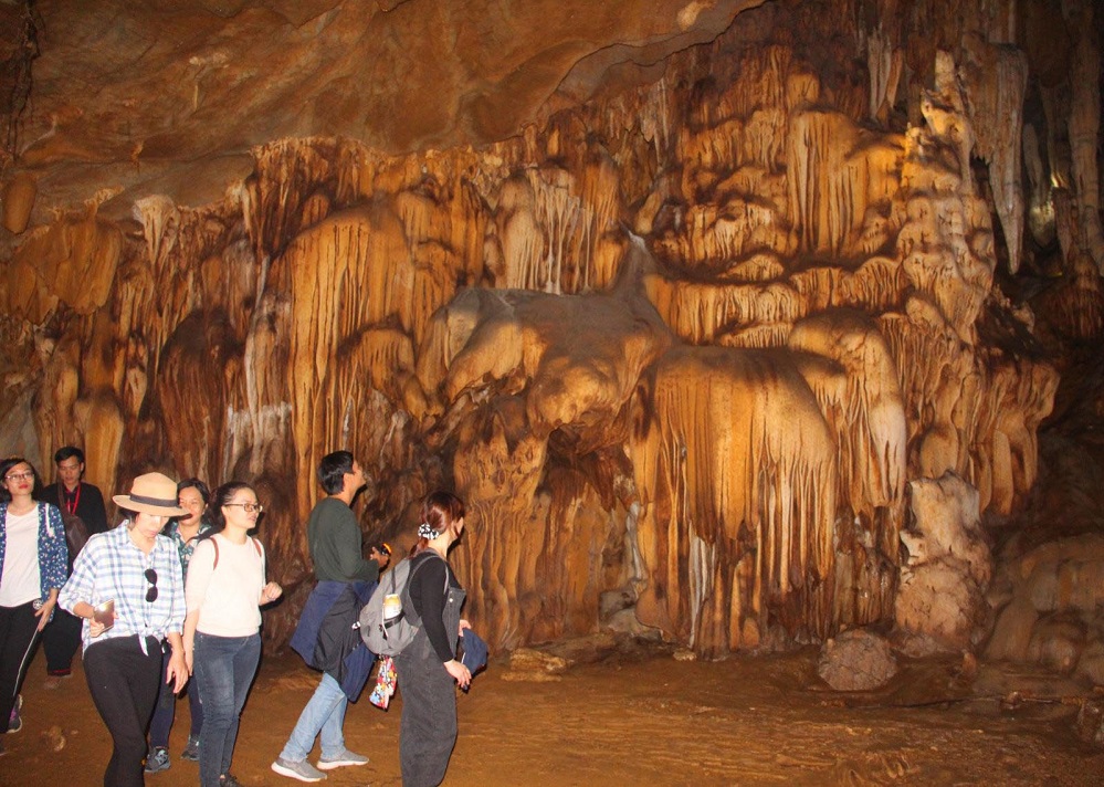 Khuoi Pin Cave in Tuyen Quang