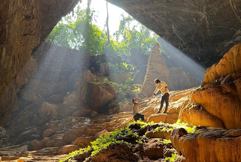 Nguom Ngao Cave: Explore a splendid cave in Cao Bang