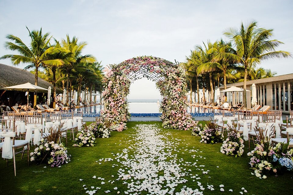 Relive your wedding day through beautiful visuals with Vietnam wedding packages