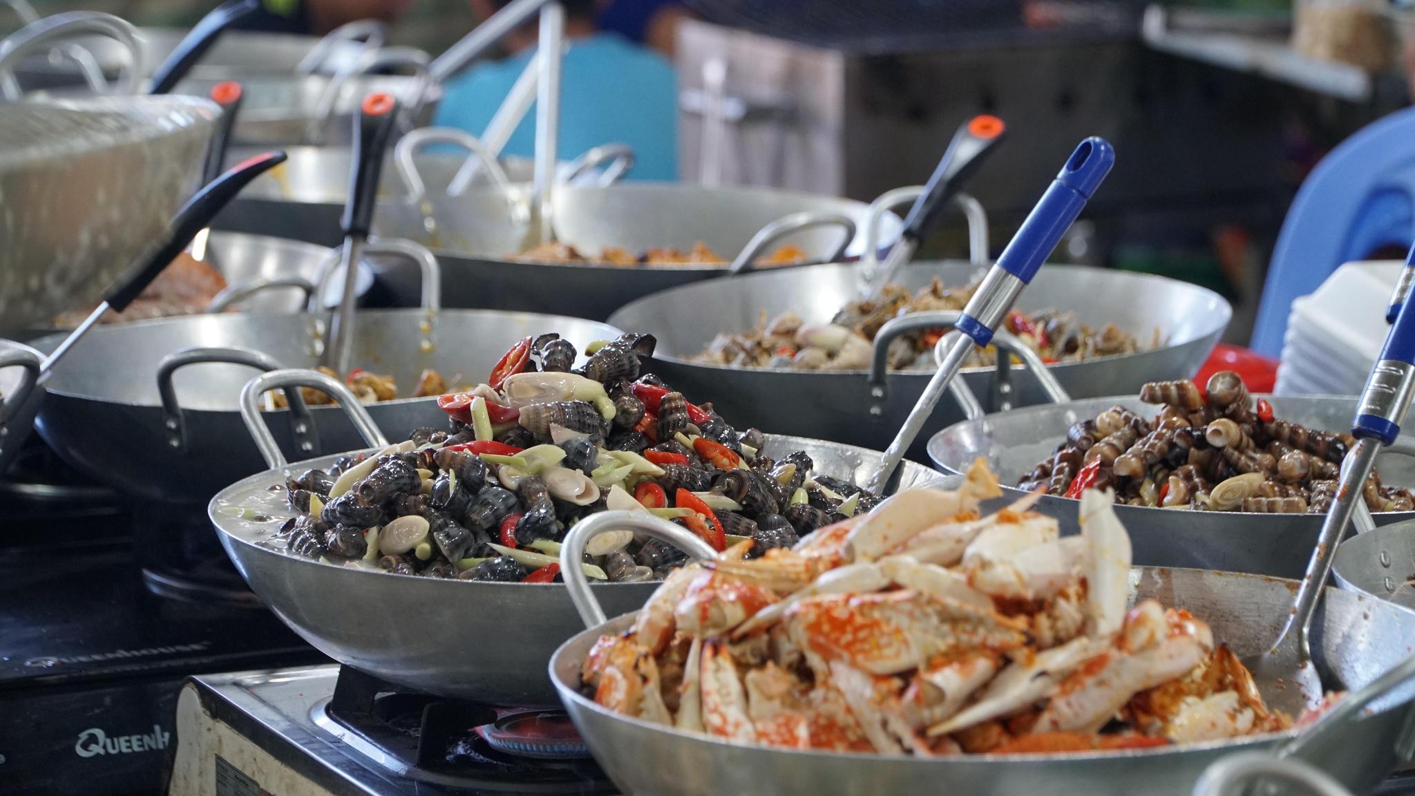 Savor delicious dishes at Can Thanh Night Market