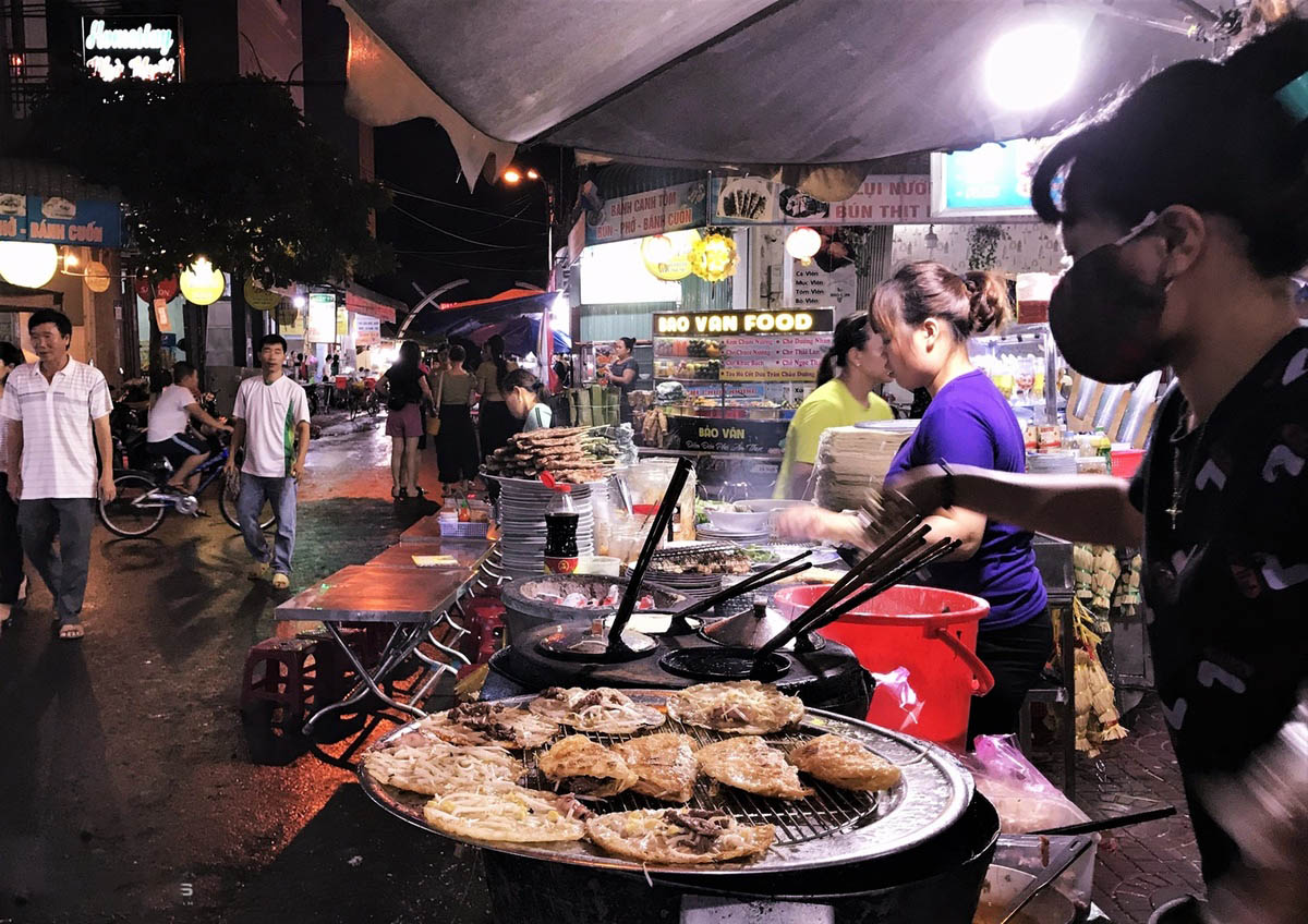Savor delicious specialties at Quy Nhon Night Market