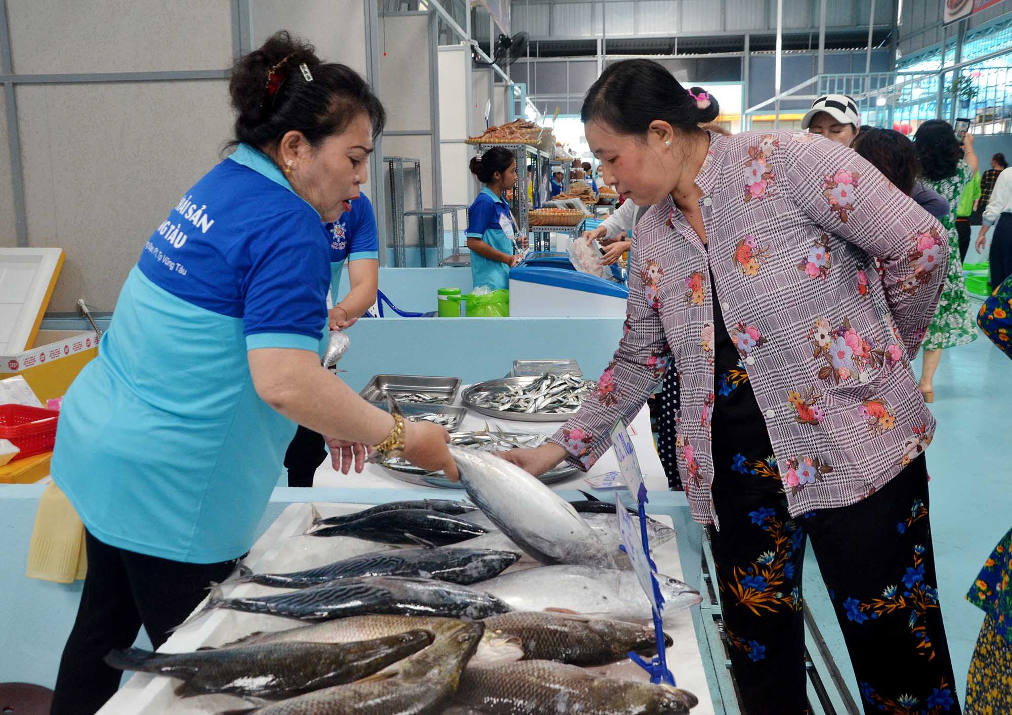 The late hours turn Vung Tau Seafood Market into a vibrant Vung Tau night market