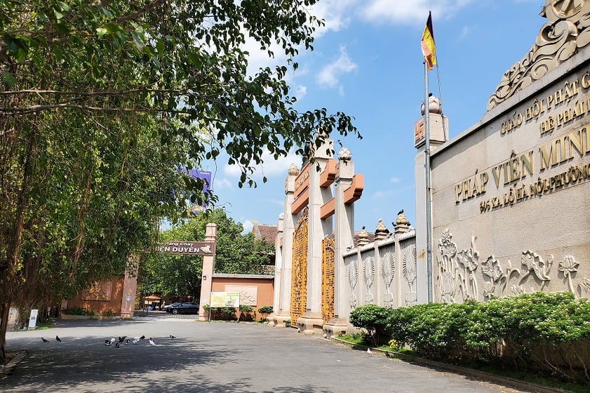 The majestic entrance of Minh Dang Quang Temple