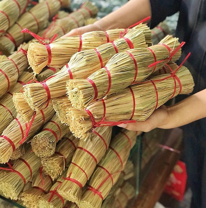 Tourists can easily buy freshly made tre in Binh Dinh