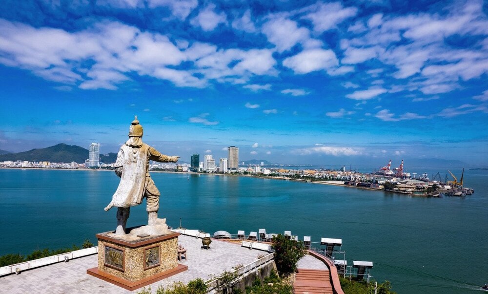 Tượng đài Trần Hưng Đạo 