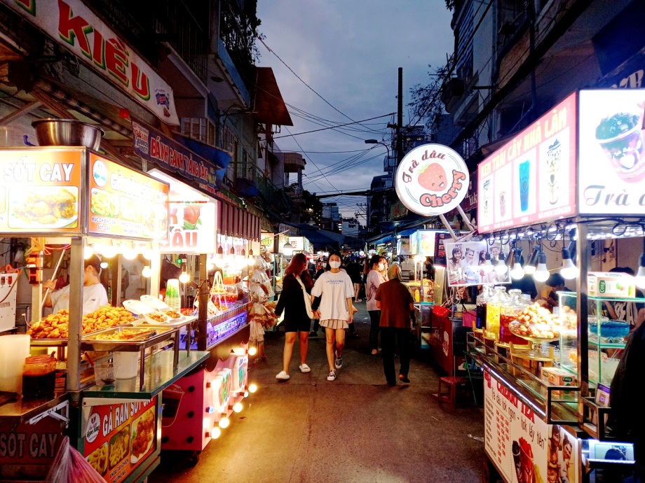 Walking tour in Ho Thi Ky Food Street