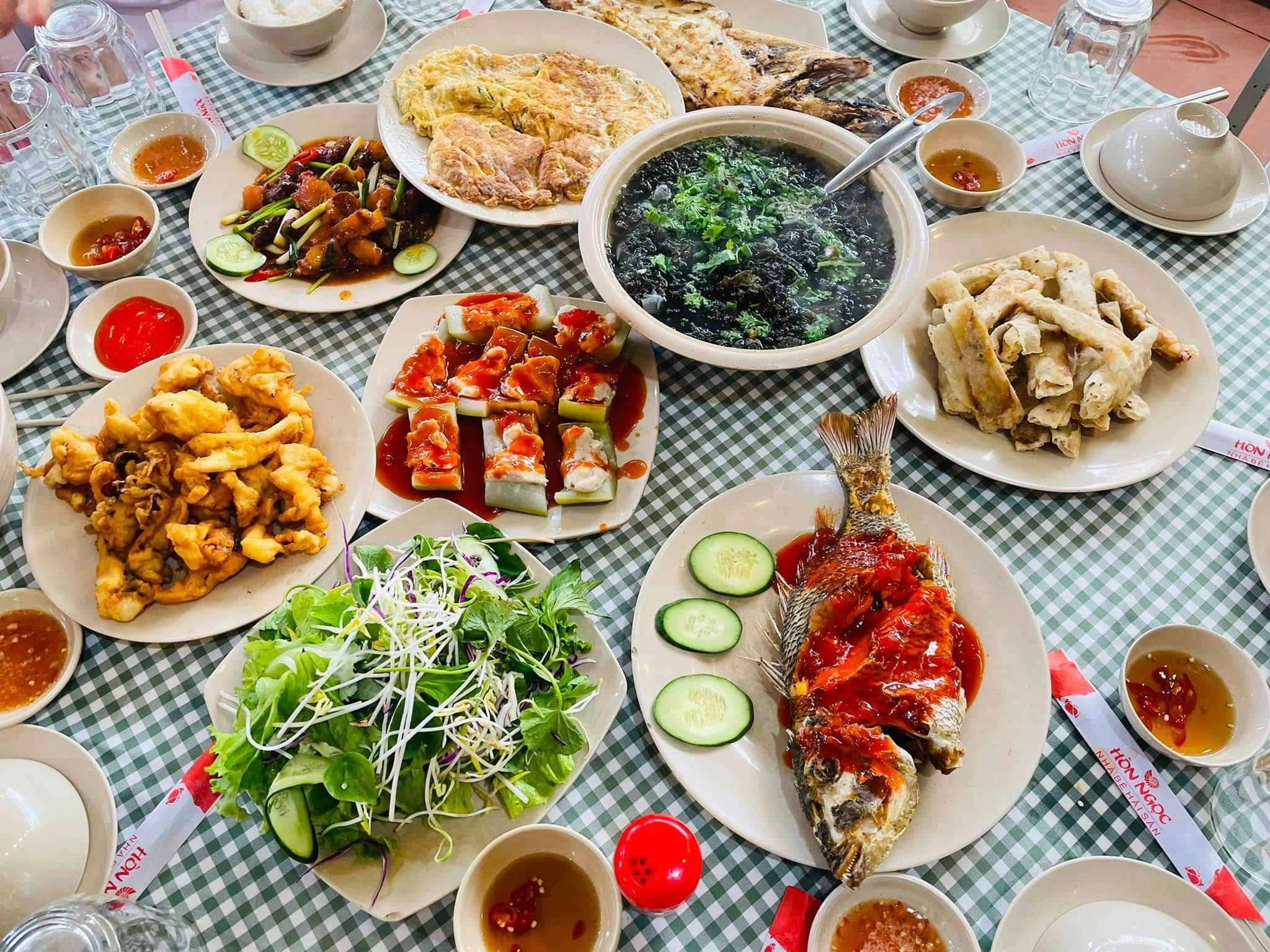 Ăn uống ảnh hưởng đến chi phí chung đi Lý Sơn