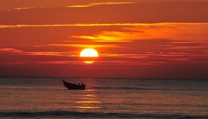 Biển Xuân Thiều nhuộm đỏ đón hoàng hôn (Nguồn: pinterest.com)