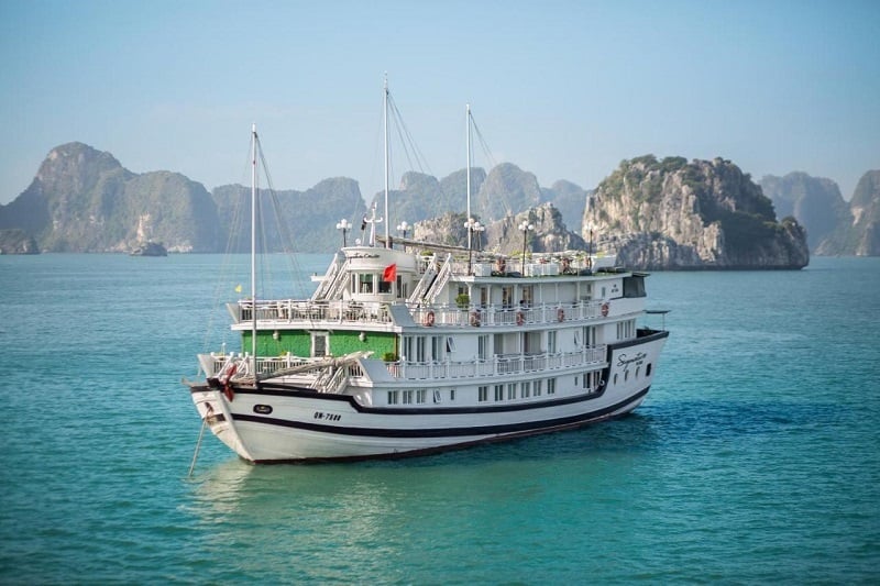 Bai Tu Long Bay cruises