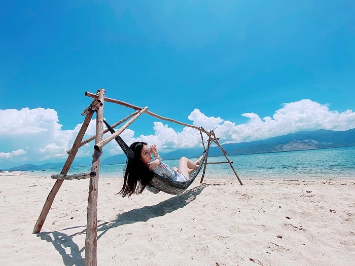 BIỂN SON DUNG HIỂN HIỆN NHƯ THIÊN ĐƯỜNG HOANG VẮNG VỚI ÁNH NẮNG VÀNG RỰC RỠ