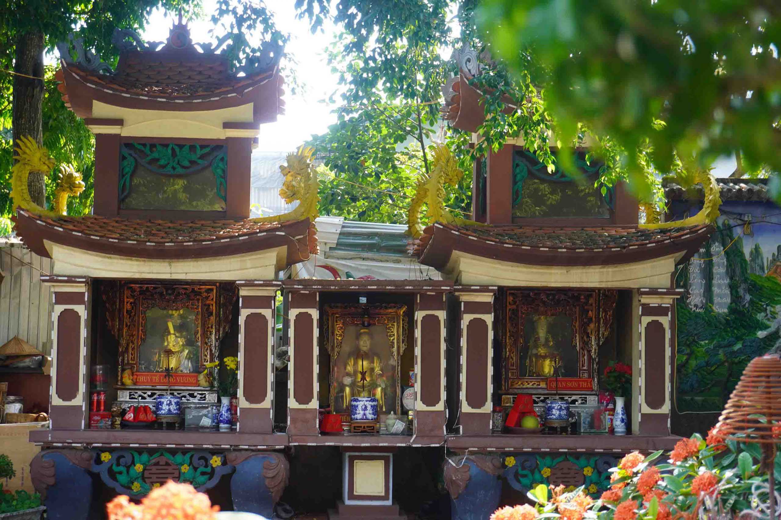 Ban thờ bên ngoài đền Hạ
