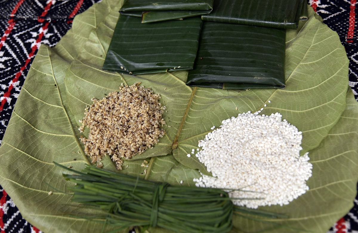 Bánh nếp nhân trứng kiến