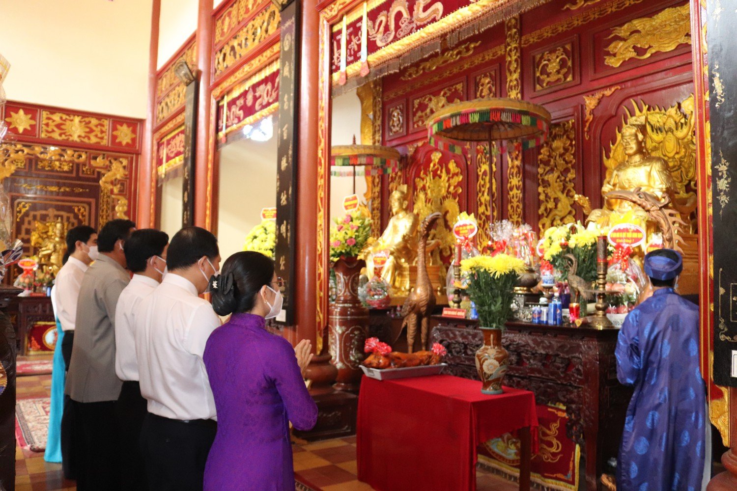 Thắp hương trong điện thờ Tây Sơn Tam Kiệt