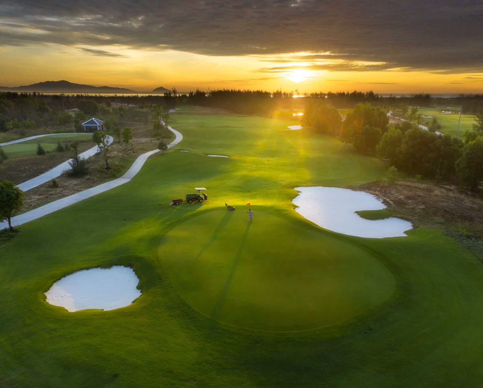 Bẫy cát lớn và thảm cỏ tại Vinpearl Golf Nam Hội An