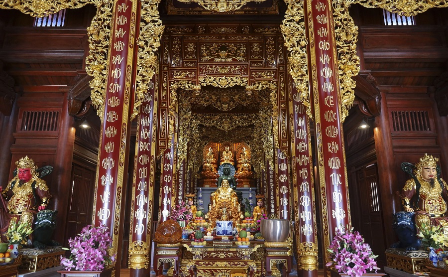 Bên trong chính điện của chùa Trúc Lâm Hòn Bà