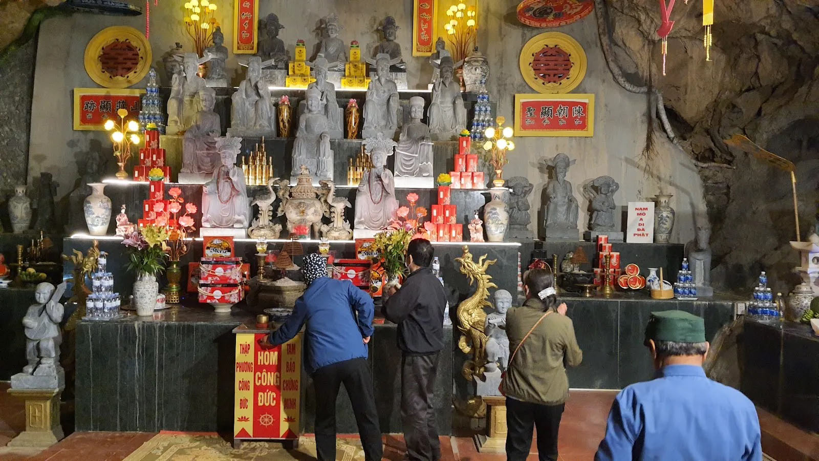 Bên trong chùa Hang Tuyên Quang