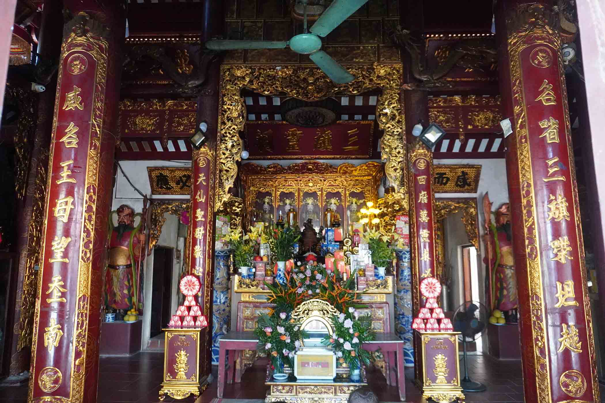 Bên trong đền Hạ