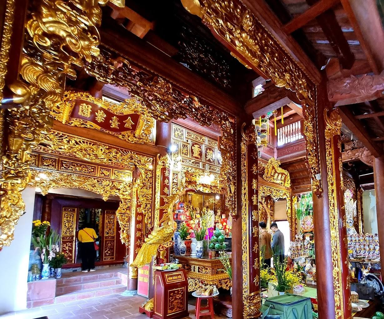 Bên trong đền Mẫu Thượng