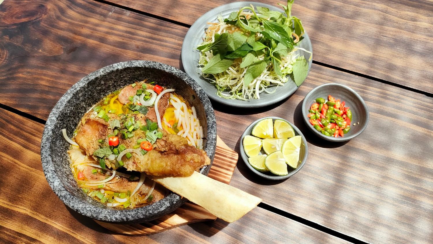 Bún bò thố đá Sông Hương