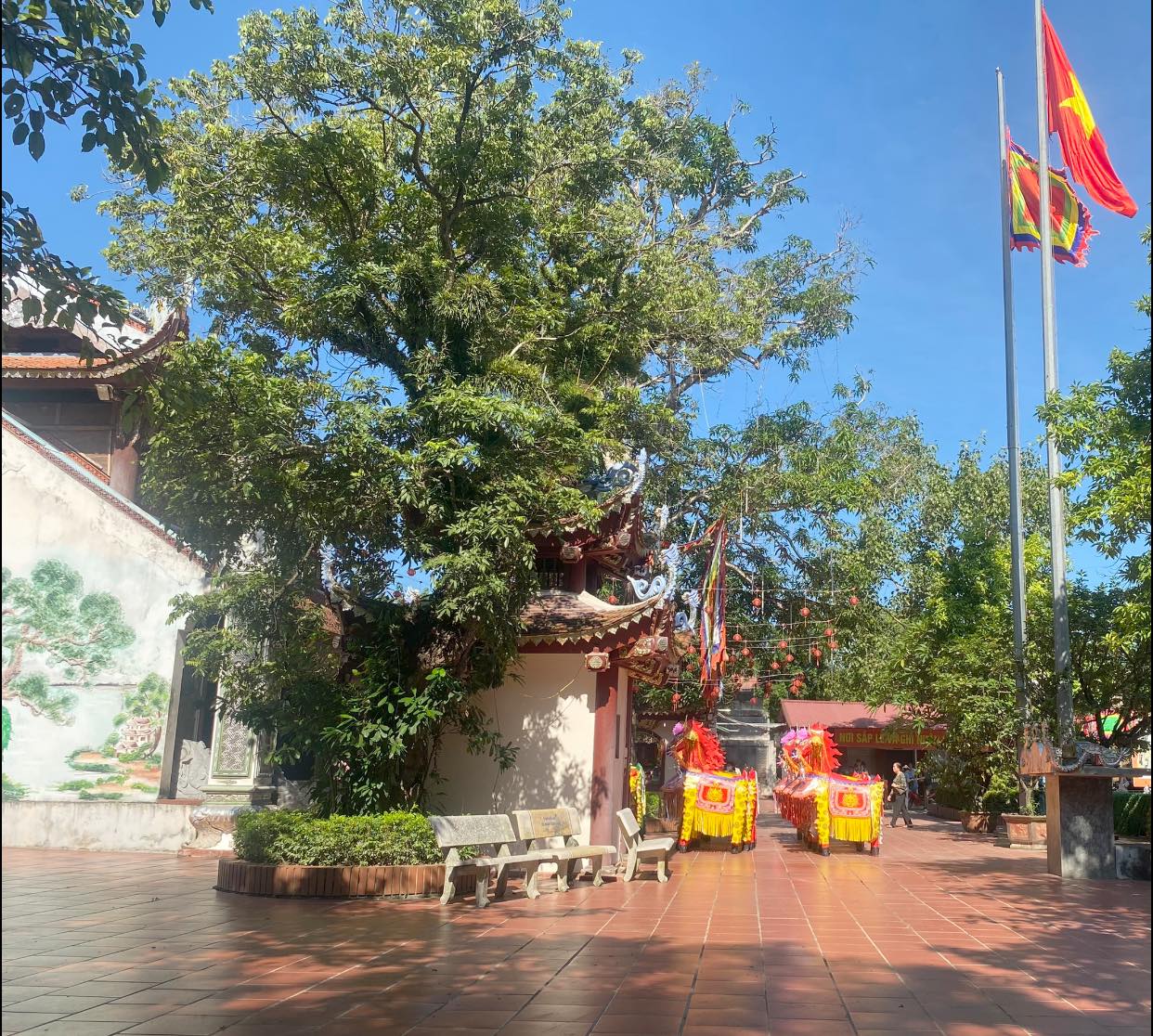 Cảnh quan đền Ỷ Lan