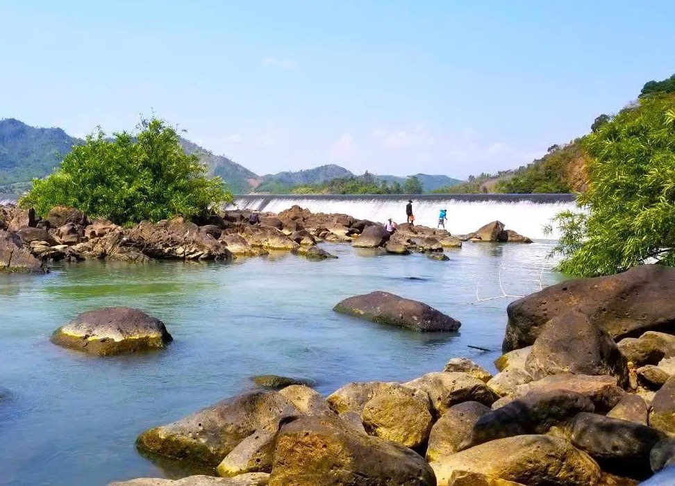 Cảnh quan sơn thủy hữu tình ở đập Đồng Cam