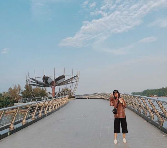 cầu đi bộ Ninh Kiều