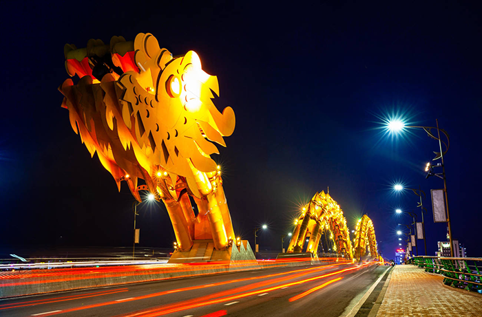 Cầu Rồng: Một địa danh nổi bật của Đà Nẵng - Cầu Rồng - đang chờ bạn khám phá. Nhấp chuột vào ảnh liên quan để ngắm nhìn vẻ đẹp mê hoặc của chiếc cầu được thiết kế với hình ảnh con rồng lung linh trên sông Hàn.