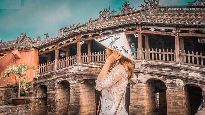 Hội An là một trong những địa điểm check-in nổi tiếng của Việt Nam. Với những ngôi nhà cổ kính, các cửa hàng đầy màu sắc và những con sông vô cùng lãng mạn, Hội An là nơi lý tưởng cho những người yêu thích chụp ảnh để lưu lại những khoảnh khắc đẹp của mình.