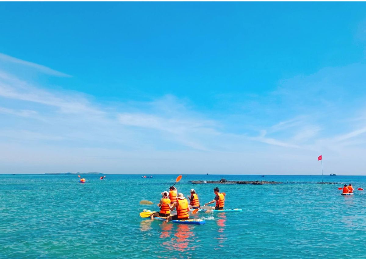 Chèo thuyền kayak ở Hang Câu