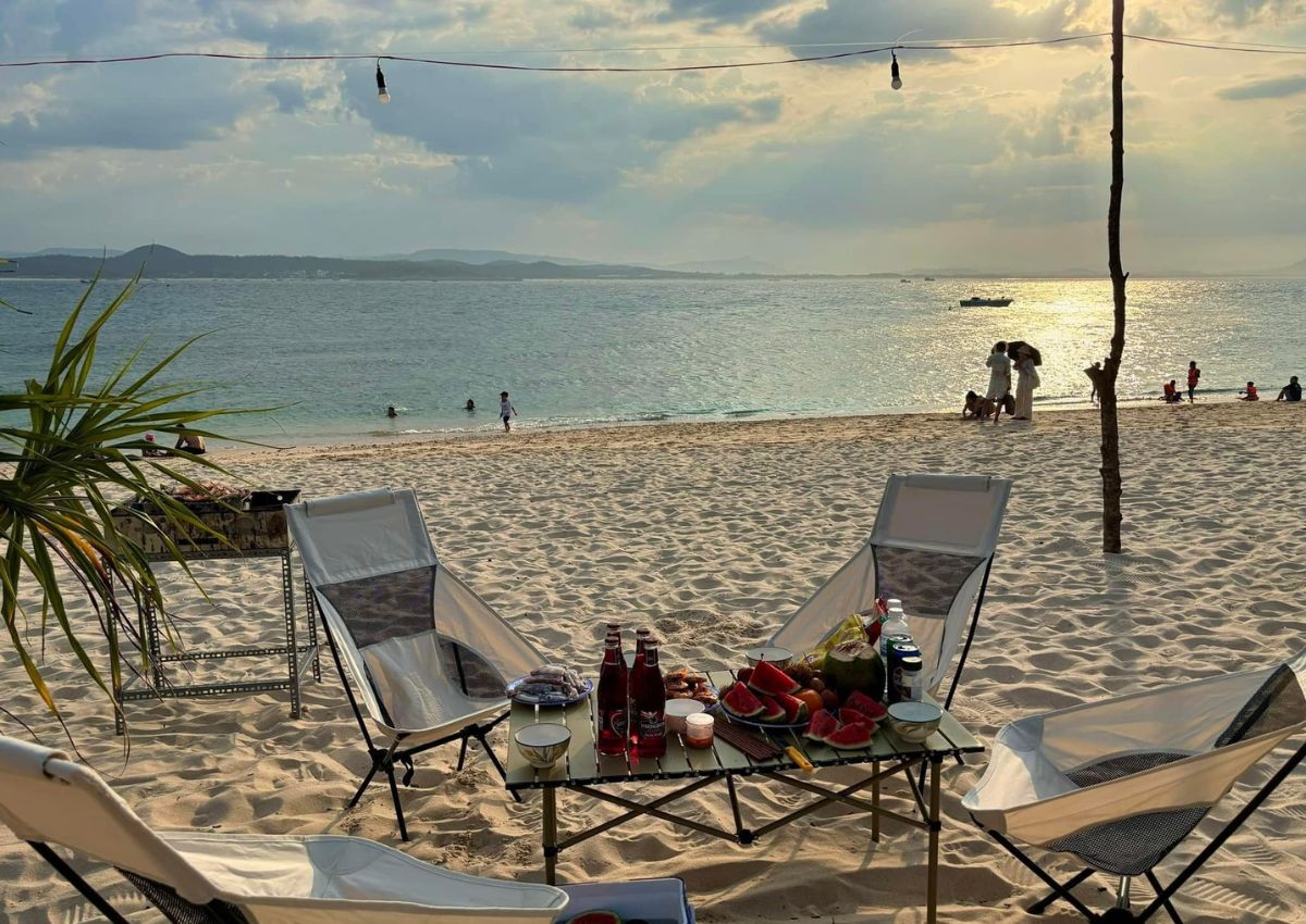 Chill tại bãi biển ở cù lao Mái Nhà