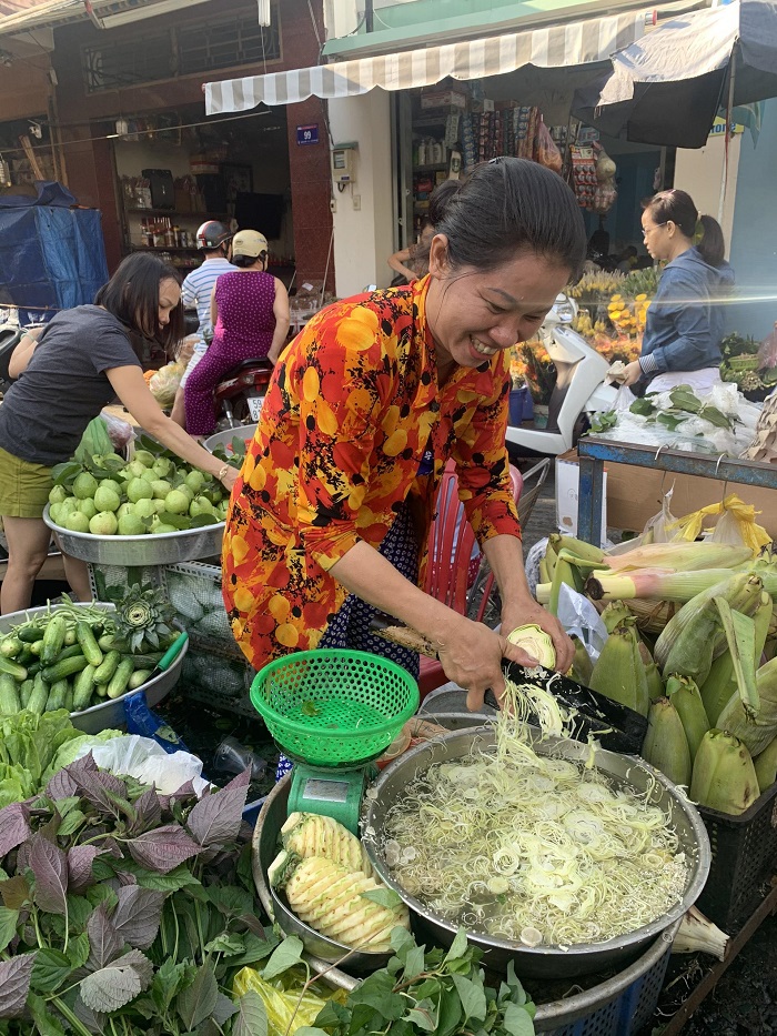 Chợ Bà Hoa - Khu Ẩm Thực Miền Trung Hấp Dẫn Giữa Sài Gòn