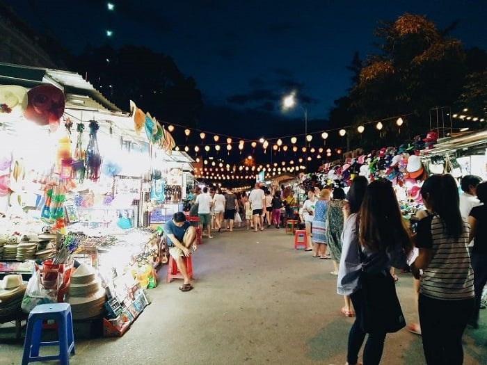 Các chợ đêm Nha Trang là điểm đến sôi động, thu hút khi trời dần ngả bóng (Ảnh: vntrip.vn)