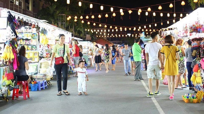 Dạo chợ đêm Nha Trang đem lại cảm giác hào hứng cho du khách trong nước và quốc tế. (Ảnh: itourvn.com)
