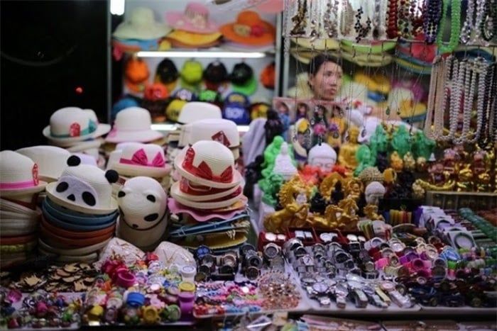 Chợ đêm Nha Trang có nhiều mặt hàng đa dạng để du khách mua sắm. (Ảnh: vntrip.vn)