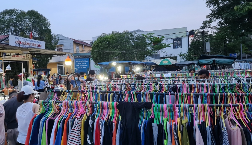 Mua sắm đồ secondhand ở chợ Tây Lộc Huế