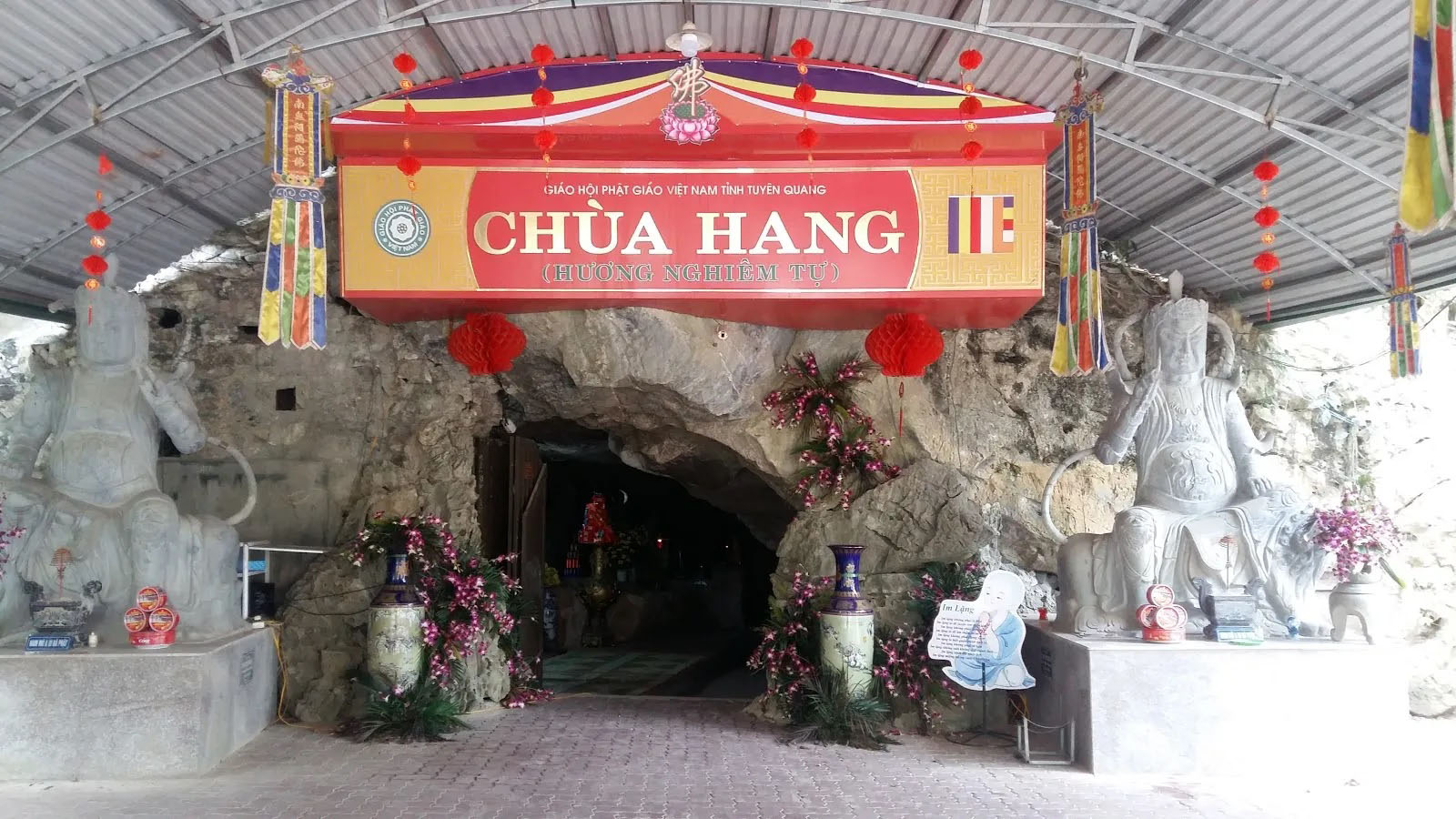 Chùa Hang nằm trong hang đá