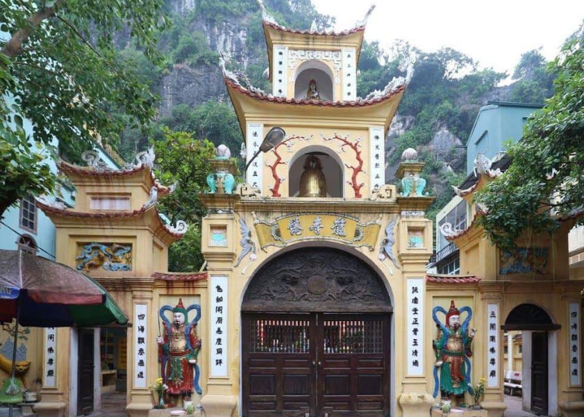 Cổng tam quan của chùa